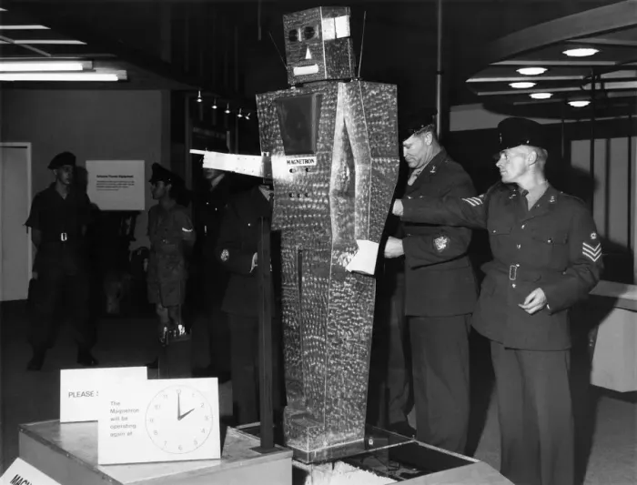 Framed Print : Robots: On the Army stand the Royal signals were showing Signal-man Magnetron Framed Print : Robots: On the Army stand the Royal signals were showing Signal-man Magnetron
