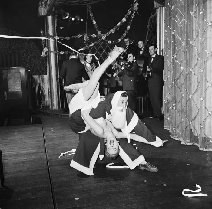 Framed Print : Rock n roll Santa (Roger Palmer) holds the floor with Pamela Bevan at London