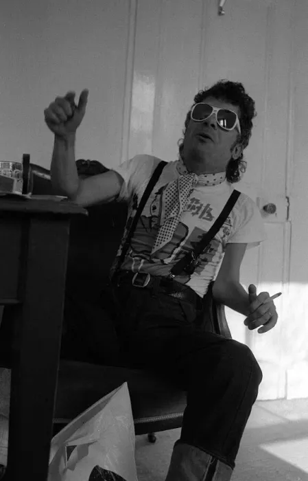 Framed Print : Rock Star Ian Dury poses during an exclusive interview for the Daily Mirror in his