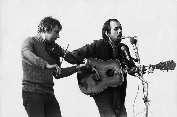 Rod Clements (right) of Lindisfarne performing. 19  /  10  /  80