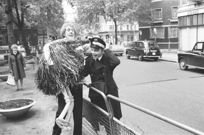 Framed Print : Rod Hull and emu seen here attacking a traffic warden outside the Shaftsbury Theatre