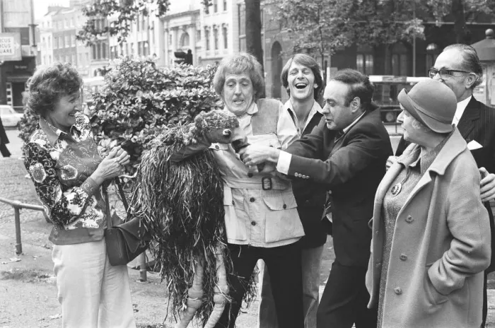 Framed Print : Rod Hull and emu seen here attacking Victor Spinetti outside the Shaftsbury Theatre Framed Print : Rod Hull and emu seen here attacking Victor Spinetti outside the Shaftsbury Theatre
