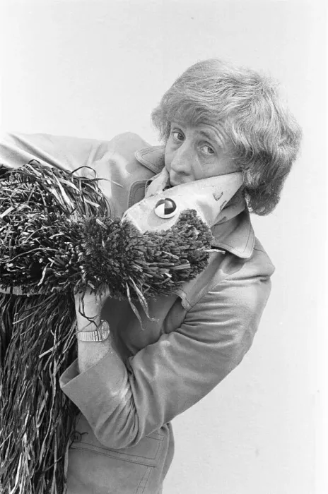 Framed Print : Rod Hull and Emu seen here on Clactons beaches before going on to perform at the end Framed Print : Rod Hull and Emu seen here on Clactons beaches before going on to perform at the end