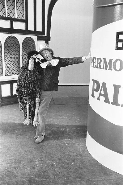 Rod Hull and Emu seen hereat the Wimbledom Theatre to view the worlds largest paint tin