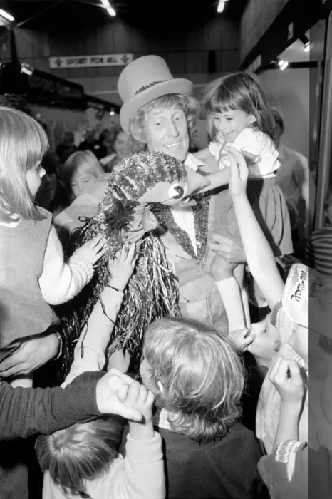 Framed Print : Rod Hull and emu seen here at the opening of the Winchester Homecraft Framed Print : Rod Hull and emu seen here at the opening of the Winchester Homecraft