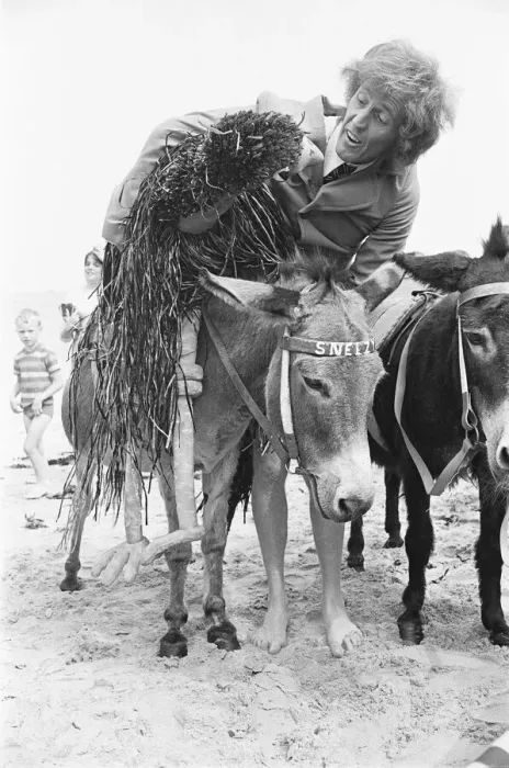 Framed Print : Rod Hull and Emu seen here terrorising the holidaymakers on Clactons beaches