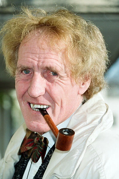 Rod Hull pipe smoker of the year 1993 seen here attending an event organised by the Pipe