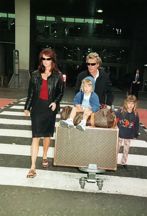 Framed Print : Rod Stewart April 1998 with wife Rachel Stewart and Children arriving at Heathrow