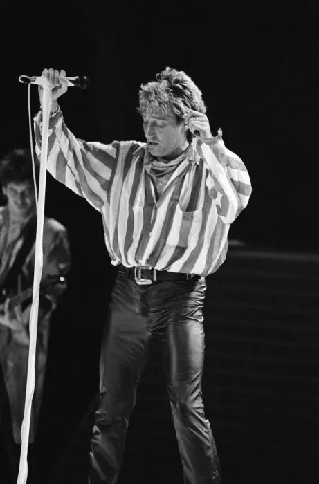 Framed Print : Rod Stewart in concert at the NEC Arena, Birmingham, West Midlands Framed Print : Rod Stewart in concert at the NEC Arena, Birmingham, West Midlands