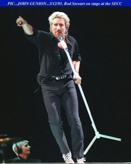 Framed Print : Rod Stewart dancing with the mike on stage at the SECC in Glasgow pointing