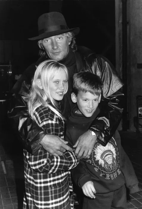 Framed Print : Rod Stewart with Daughter Kimberley Stewart 10 and son Sean Stewart 9 Their mum Alana