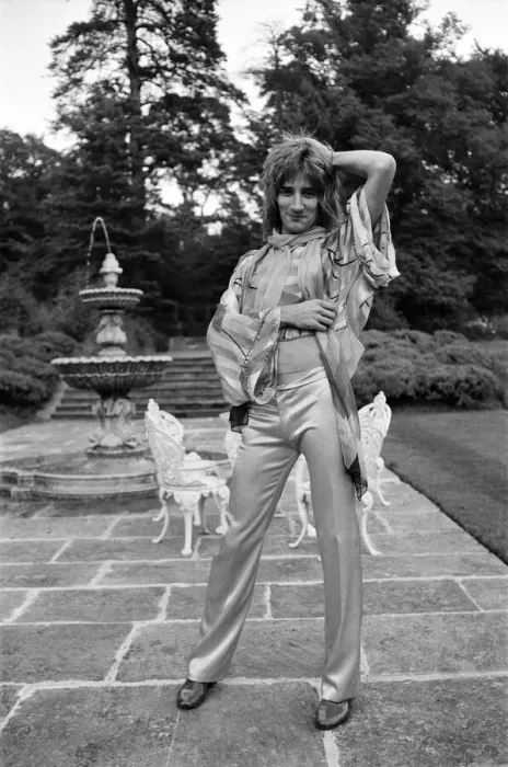 Framed Print : Rod Stewart in the garden of his home at Windsor, Berkshire. 15th August 1973 Framed Print : Rod Stewart in the garden of his home at Windsor, Berkshire. 15th August 1973