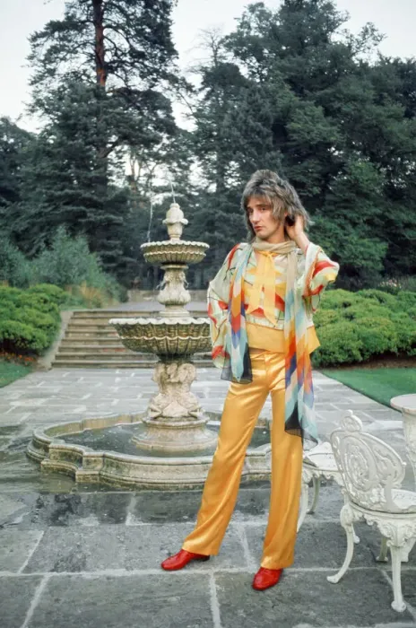 Framed Print : Rod Stewart in the garden of his home at Windsor, Berkshire. 15th August 1973 Framed Print : Rod Stewart in the garden of his home at Windsor, Berkshire. 15th August 1973