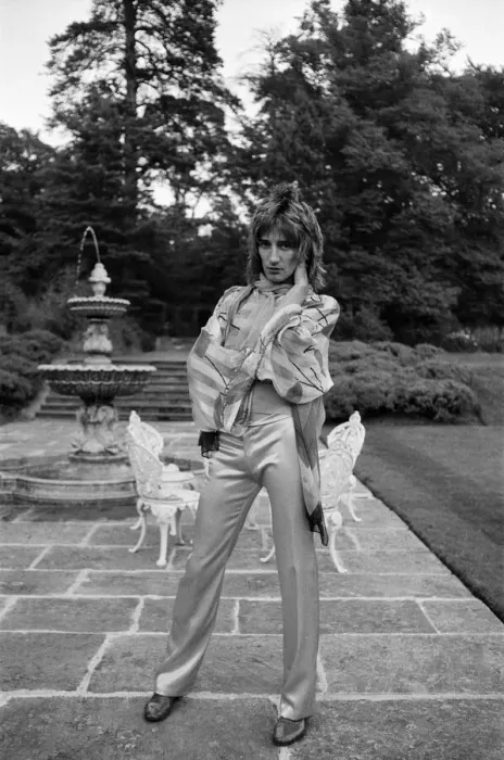 Framed Print : Rod Stewart in the garden of his home at Windsor, Berkshire. 15th August 1973
