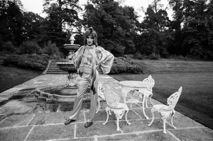 Framed Print : Rod Stewart in the garden of his home at Windsor, Berkshire. 15th August 1973 Framed Print : Rod Stewart in the garden of his home at Windsor, Berkshire. 15th August 1973