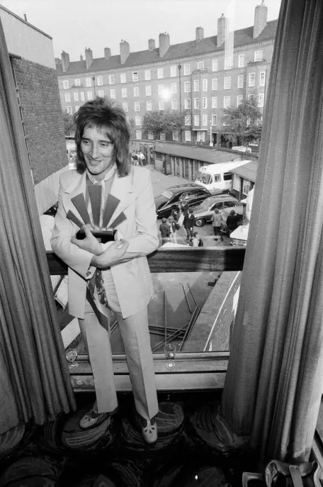 Framed Print : Rod Stewart holding his Best Singer Award at The Oval Pop Festival Framed Print : Rod Stewart holding his Best Singer Award at The Oval Pop Festival
