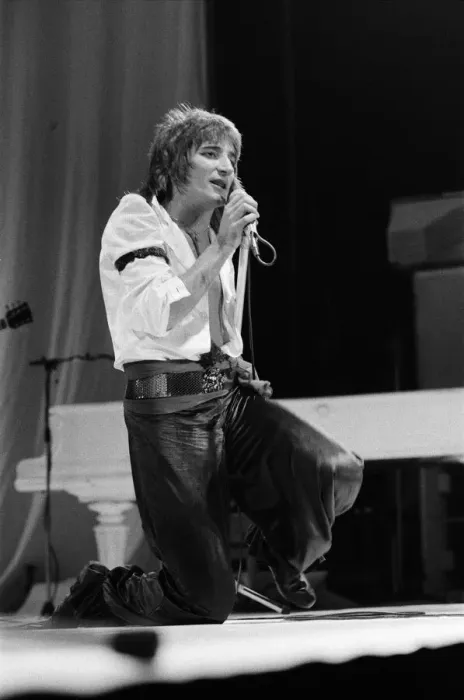 Framed Print : Rod Stewart performing on stage in Helsinki, Finland, during his European Tour 1976 Framed Print : Rod Stewart performing on stage in Helsinki, Finland, during his European Tour 1976