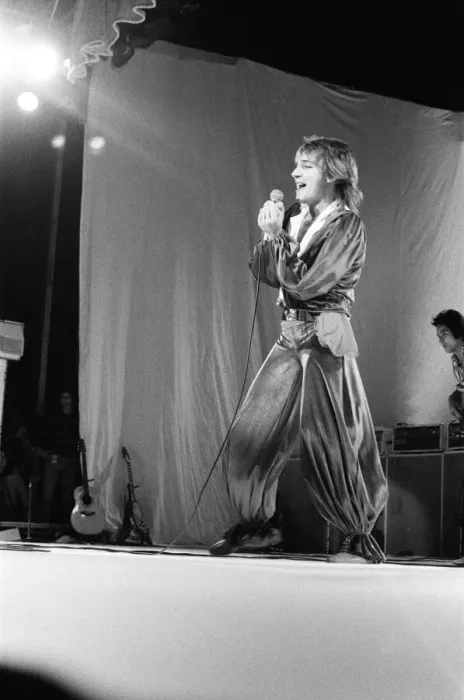 Framed Print : Rod Stewart performing on stage in Helsinki, Finland, during his European Tour 1976 Framed Print : Rod Stewart performing on stage in Helsinki, Finland, during his European Tour 1976