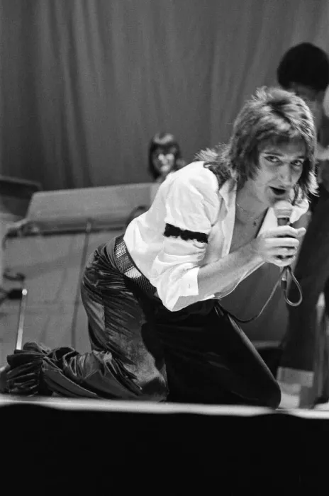 Framed Print : Rod Stewart performing on stage in Helsinki, Finland, during his European Tour 1976 Framed Print : Rod Stewart performing on stage in Helsinki, Finland, during his European Tour 1976