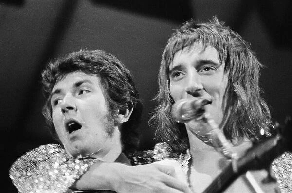 Rod Stewart (right) and bass player Ronnie Lane share the microphone