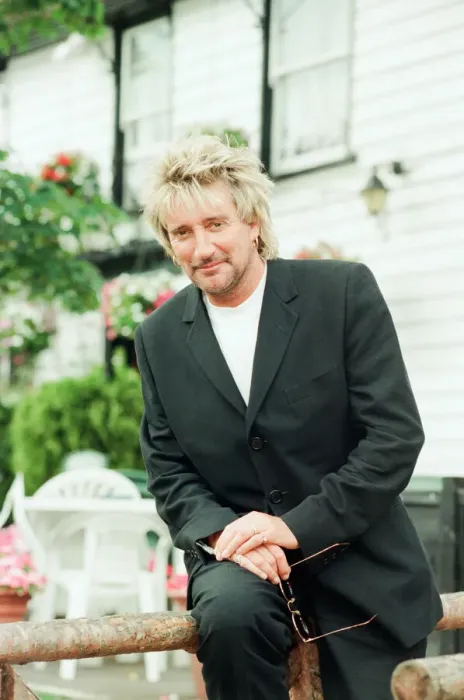 Framed Print : Rod Stewart at The Theydon Oak in Epping Essex, an award winning Restaurant