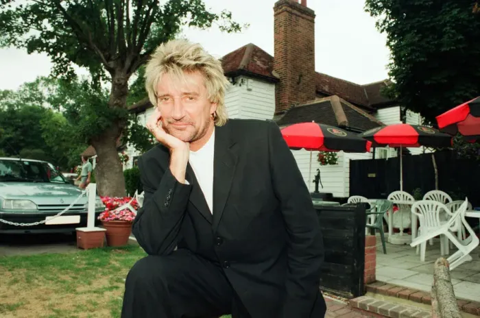 Framed Print : Rod Stewart at The Theydon Oak in Epping Essex, an award winning Restaurant