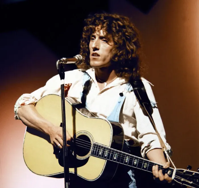 Framed Print : Roger Daltrey seen here performing solo during rehearsals for the BBC television Framed Print : Roger Daltrey seen here performing solo during rehearsals for the BBC television