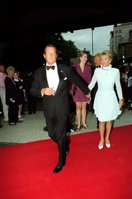 Framed Print : Roger Moore Actor July 98 Arriving for the premiere of Doctor Doolittle Framed Print : Roger Moore Actor July 98 Arriving for the premiere of Doctor Doolittle