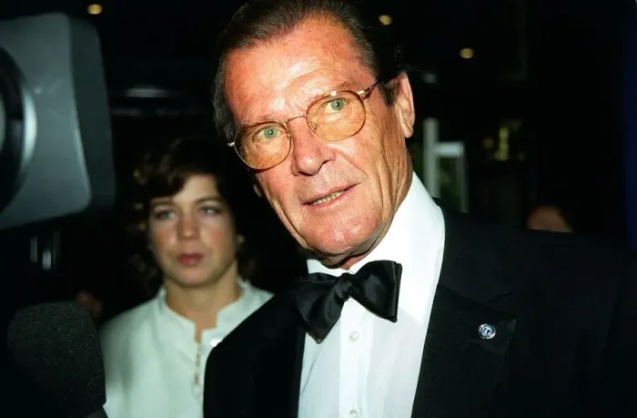 Framed Print : Roger Moore Actor July 98 Arriving for the premiere of Doctor Doolittle