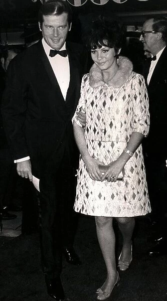ROGER MOORE AND LISA MOORE AT THE PREMIERE OF CUSTER OF THE WEST
