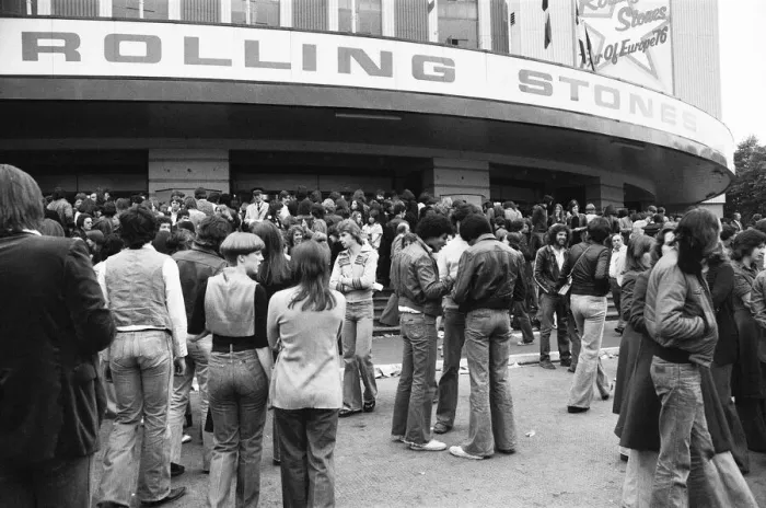 Framed Print : Rolling Stones fans outside Earls Court, London, SW7. 23rd May 1976 Framed Print : Rolling Stones fans outside Earls Court, London, SW7. 23rd May 1976