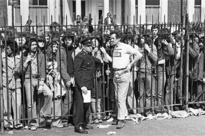 Framed Print : Rolling Stones fans queue outside Earls Court. 23rd May 1976 Framed Print : Rolling Stones fans queue outside Earls Court. 23rd May 1976