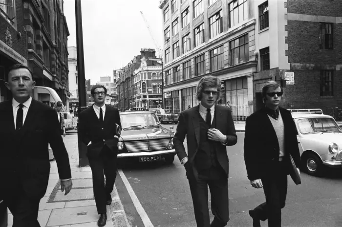 Framed Print : The Rolling Stones manager Andrew Loog Oldham (centre) on his way to Wells Street Court