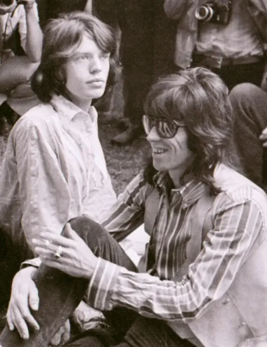 Framed Print : Rolling Stones : Mick Jagger & Keith Richards at a photocall in Hyde Park 13 June 1969 Framed Print : Rolling Stones : Mick Jagger & Keith Richards at a photocall in Hyde Park 13 June 1969