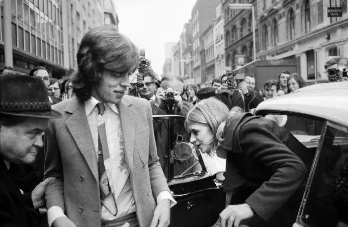 Framed Print : Rolling Stones: Mick Jagger and Marianne Faithful at Marlborough Street Magistrates Court Framed Print : Rolling Stones: Mick Jagger and Marianne Faithful at Marlborough Street Magistrates Court