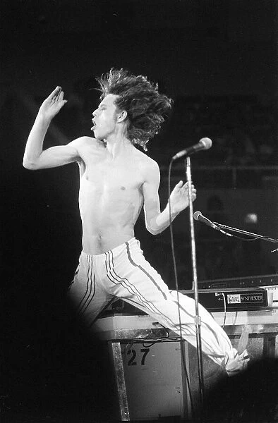 Rolling Stones. Mick Jagger sings on stage during the groups tour of the USA