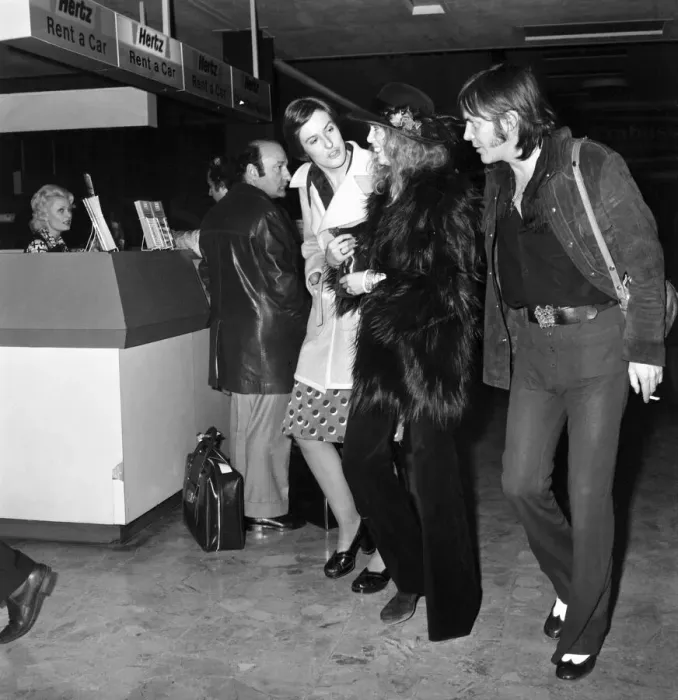 Framed Print : Rolling Stones and Patti Boyd (Ronnie Wood guitarist). November 1973 73-9286-002