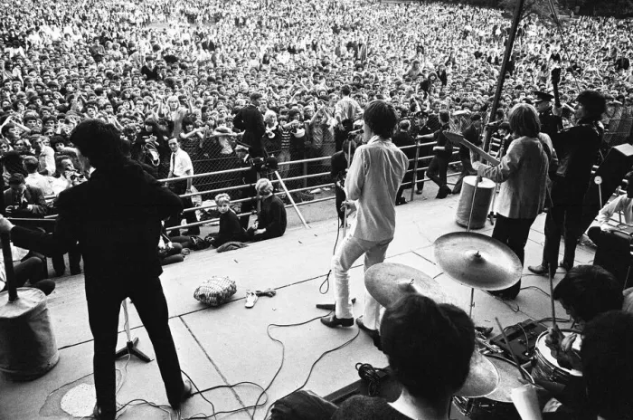 Framed Print : The Rolling Stones on stage at Longleat, home of Lord Bath as police Framed Print : The Rolling Stones on stage at Longleat, home of Lord Bath as police