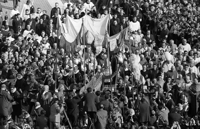 Framed Print : Roman Catholic Bishops carry Pope John xxiii past gathering crowds at St Peter Framed Print : Roman Catholic Bishops carry Pope John xxiii past gathering crowds at St Peter