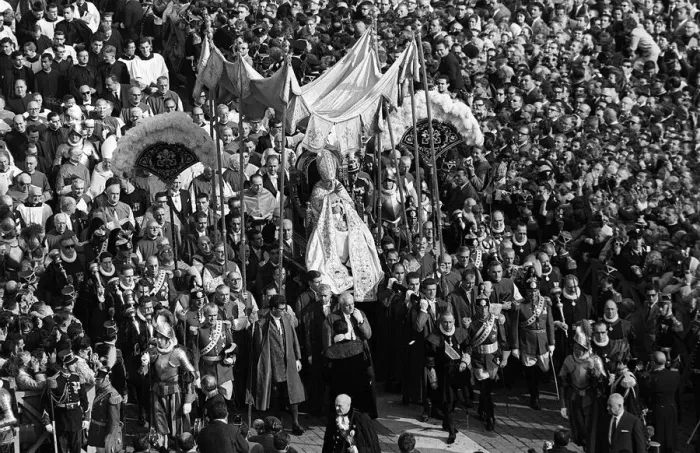 Framed Print : Roman Catholic Bishops carry Pope John xxiii past gathering crowds at St Peter Framed Print : Roman Catholic Bishops carry Pope John xxiii past gathering crowds at St Peter