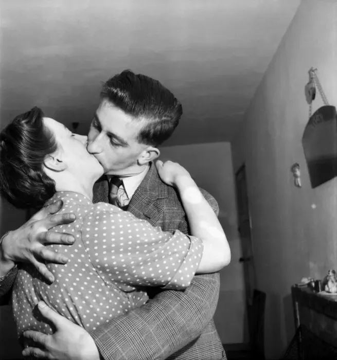 Framed Print : Romance: Couple Kissing. November 1953 D7115 Framed Print : Romance: Couple Kissing. November 1953 D7115