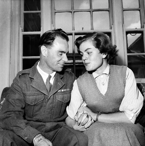 Romance. Nurse Irene Passer with private John Nicholson. June 1953 D3167
