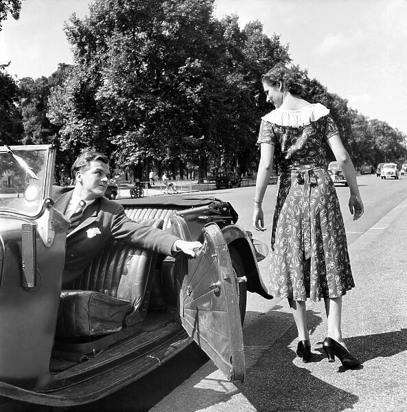 Romance. A young man picks his date up in his car. August 1953 D5205