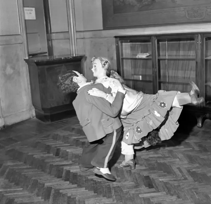Framed Print : Rome. Claudia Ney in her puppet act. November 1953 D6777-001