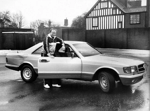 Ron Atkinson. Manchester United manager with his Mercedes car. January 1986 P003655