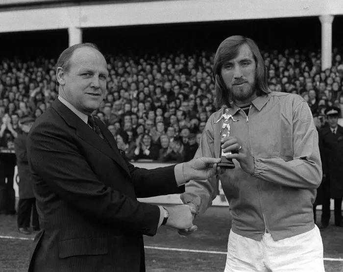 Framed Print : Ron Greenwood presents Billy Bonds with his player award before the West Ham v Chelsea
