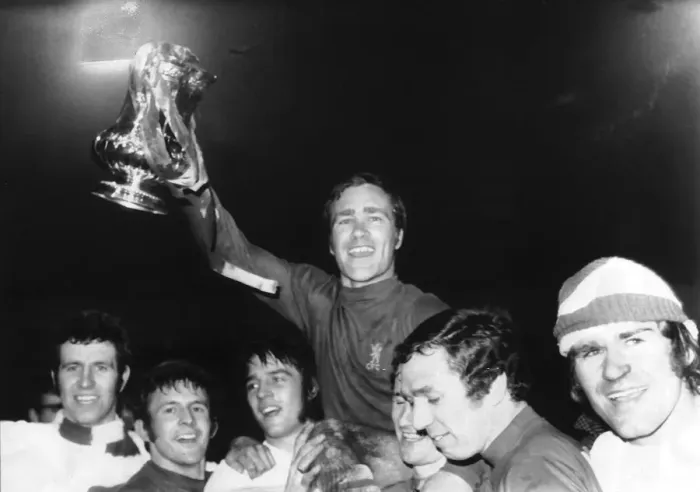 Framed Print : Ron Harris of Chelsea holds up the cup at Old Trafford 1970 after Chelsea had beaten Framed Print : Ron Harris of Chelsea holds up the cup at Old Trafford 1970 after Chelsea had beaten