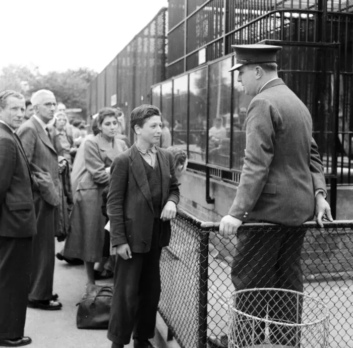 Framed Print : Ron Smith, Zoo Keeper, speaking with Clifford Preece 15