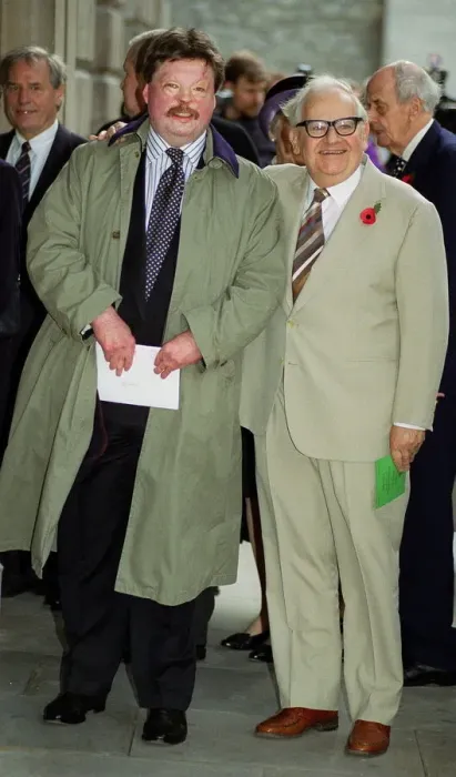 Framed Print : Ronnie Barker and Simon Weston arrive November 1999 at the Mansion house lunch hosted by Framed Print : Ronnie Barker and Simon Weston arrive November 1999 at the Mansion house lunch hosted by