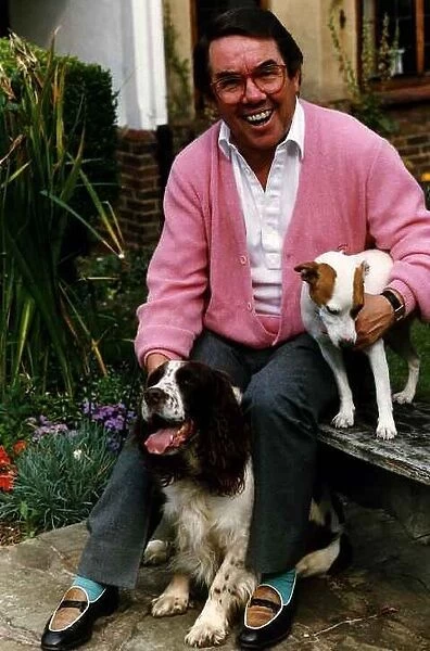 Ronnie Corbett actor  /  comedian with his two dogs